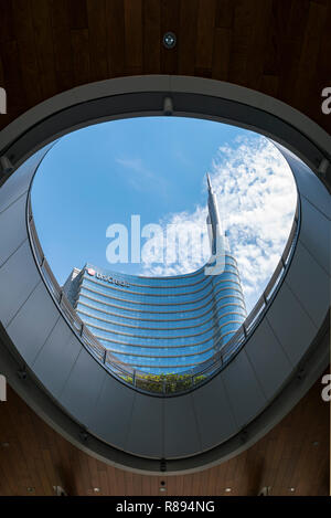 Vista verticale della torre di UniCredit a Milano, Italia. Foto Stock