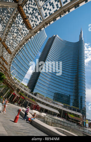 Vista verticale della torre di UniCredit a Milano, Italia. Foto Stock