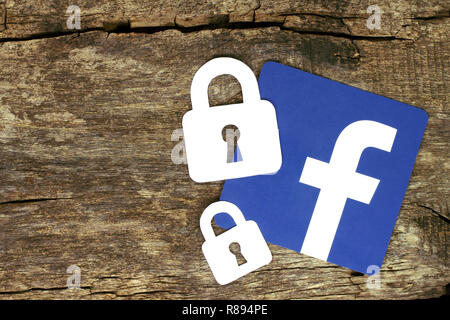 Kiev, Ucraina - 04 Maggio 2017: icona di Facebook con serrature stampato su carta e posto sul vecchio sfondo di legno. Facebook i problemi di sicurezza e privacy. Foto Stock