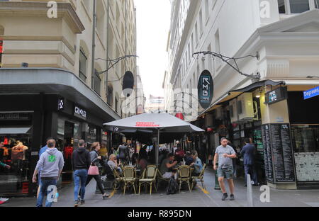 Persone cenare a Degraves street a Melbourne in Australia Foto Stock