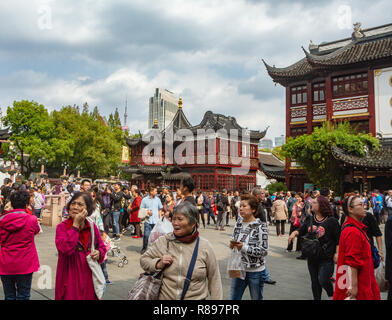 I turisti a piedi attorno a negozi di Yu Yuan (l' Yuyuan) bazaar, Shanghai, Cina. Cielo nuvoloso. Foto Stock