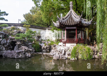 Pavilion, rocce e Willow Tree in Giardino Yu Yuan, Shanghai in Cina. Foto Stock