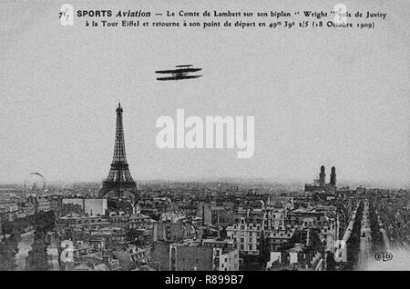 Carlos Alexandre, Conde de Lambert sobrevoando una Torre Eiffel non Wrigth biplano, 18 de Outubro de 1909. Foto Stock