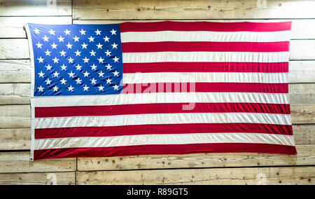 Gli Stati Uniti d'America increspata bandiera con pieghe non verniciata parete in legno sfondo, visto nel frame completo Foto Stock