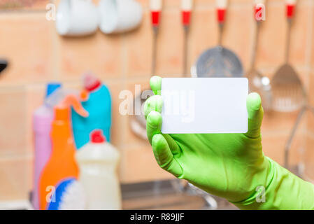 Il modulo per l iscrizione-tema la pulizia in cucina. La scheda sullo sfondo della cucina Foto Stock
