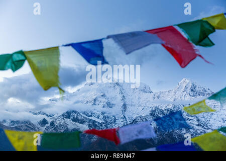 Maestose innevate vette e bandiere di preghiera in Annapurna Himal, Nepal, Himalaya, Asia Foto Stock