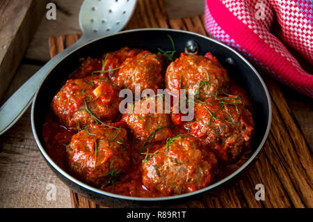 In casa arrosto di manzo polpette con sour salsa di pomodoro. Chiudere in su e in stile rustico. Foto Stock