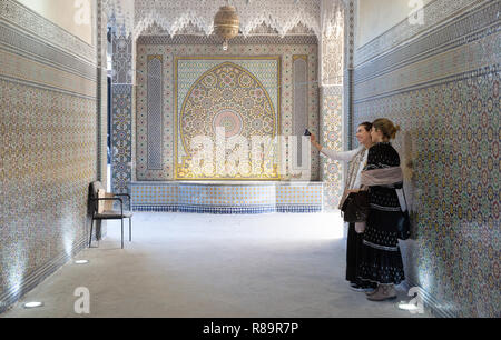 Marrakech Travel - Due donne turisti prendendo una foto selfie; le Tombe Saadiane, Marrakech, Marocco Africa del Nord Foto Stock