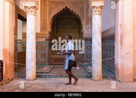 Un turista guardando le Tombe Saadiane, Marrakech Marocco Africa del Nord Foto Stock