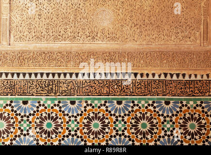 Close up Dettaglio delle illustrazioni di alabastro, Tombe Saadiane, Marrakech Marocco Africa del Nord Foto Stock