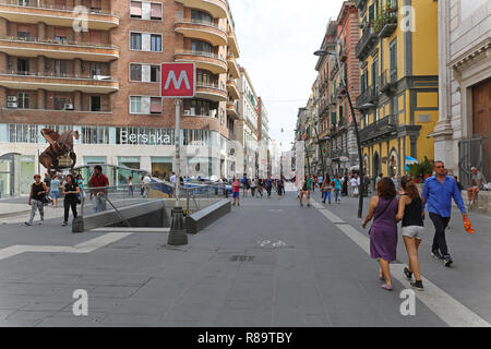 Napoli, Italia - 25 giugno: Via Toledo a Napoli il 25 giugno 2014. Via Toledo shopping street e Toledo stazione della metropolitana al centro storico di Napoli, ho Foto Stock