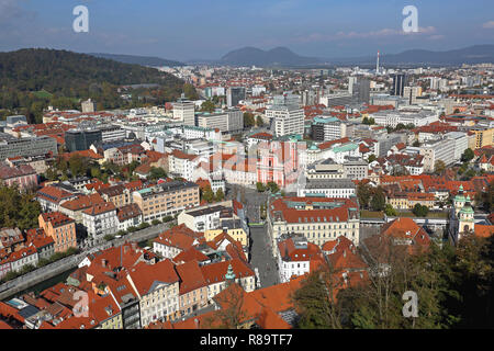 LJUBLJANA, Slovenia - 12 ottobre: Antenna colpo di Ljubljana il 12 ottobre 2014. Il centro città con lo sfondo delle Alpi a Ljubljana, Slovenia. Foto Stock