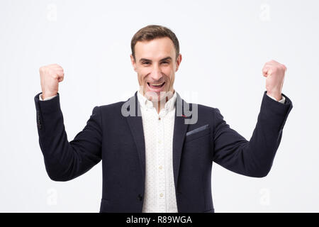 Contento e soddisfatto giovane uomo italiano è sempre sorridente e ampiamente showi Foto Stock
