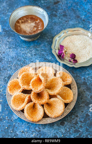 Miele e sesamo babouches - popolare arabo dessert. In arabo e in Medio Oriente il concetto di cibo Foto Stock