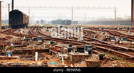 Reight treno che passa sul fascio al tramonto Foto Stock