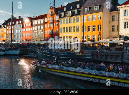 In barca per visite guidate sul Nyhavn Canal al crepuscolo, Nyhavn, Copenhagen, Danimarca e Scandinavia Foto Stock