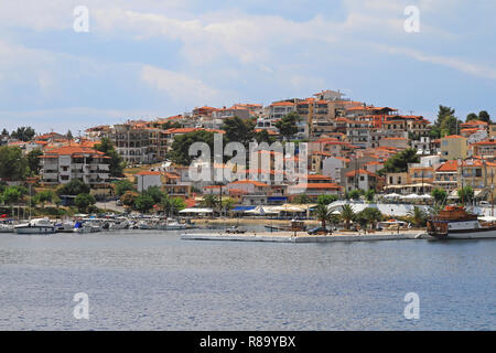 NEOS MARMARAS, Grecia - 29 giugno: Porto di Neos Marmaras il 29 giugno 2011. Villaggio e porto di Neos Marmaras in Calcidica, Grecia. Foto Stock