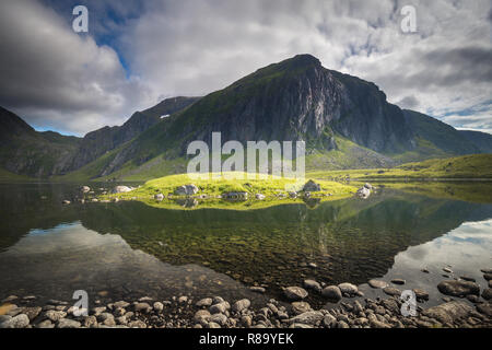 Nedre Heimredalsvatnet area vicino Eggum - incredibile lago di cristallo circondata da alte montagne. Vacanze estive nelle Isole Lofoten in Norvegia del nord. Foto Stock