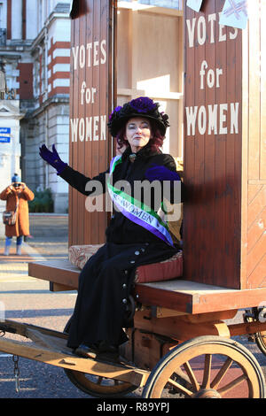 Rosie Garland, vestito in uniforme di una suffragette, precedendo lo scoprimento della Emmeline Pankhurst statua in Piazza San Pietro in Manchester esattamente cento anni dopo le donne nel Regno Unito prima votato in una elezione generale. Foto Stock