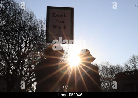Harriet Monkhouse (destra) e Jean Johnston, vestito in uniforme di una suffragette, precedendo lo scoprimento della Emmeline Pankhurst statua in Piazza San Pietro in Manchester esattamente cento anni dopo le donne nel Regno Unito prima votato in una elezione generale. Foto Stock