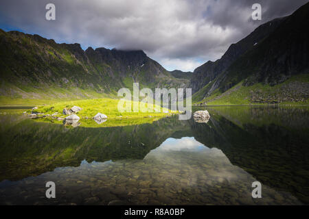 Nedre Heimredalsvatnet area vicino Eggum - incredibile lago di cristallo circondata da alte montagne. Vacanze estive nelle Isole Lofoten in Norvegia del nord. Foto Stock