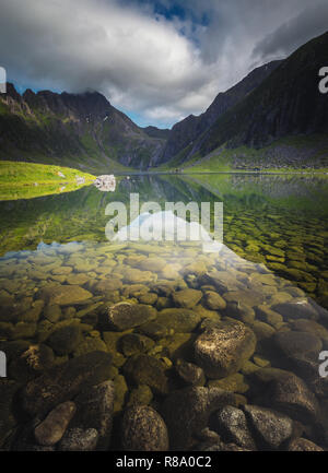 Nedre Heimredalsvatnet area vicino Eggum - incredibile lago di cristallo circondata da alte montagne. Vacanze estive nelle Isole Lofoten in Norvegia del nord. Foto Stock