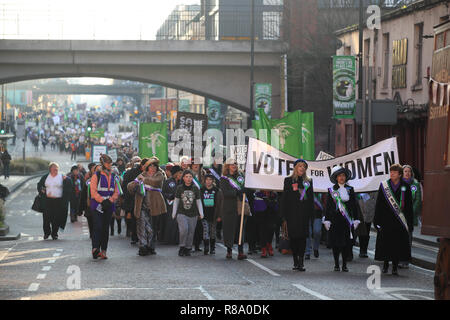 A marzo a Manchester prima della inaugurazione del Emmeline Pankhurst statua in Piazza San Pietro a Manchester, esattamente cento anni dopo le donne nel Regno Unito prima votato in una elezione generale. Foto Stock