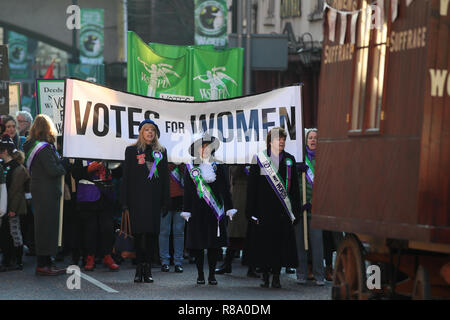 A marzo a Manchester prima della inaugurazione del Emmeline Pankhurst statua in Piazza San Pietro a Manchester, esattamente cento anni dopo le donne nel Regno Unito prima votato in una elezione generale. Foto Stock