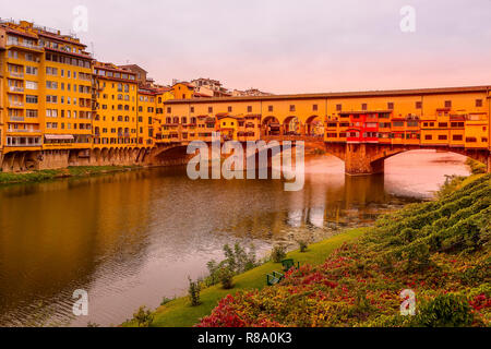 Ponte Vecchio vista al tramonto e il fiume Arno in Firenze, Toscana, Italia Foto Stock