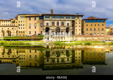 Firenze, Italia vista con Galleria degli Uffizi facciata e riflessione nel fiume Arno, Toscana Foto Stock