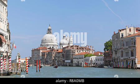 Venezia, Italia - 8 luglio: Canal Grande a Venezia il 8 luglio 2013. Santa Maria della Salute cattedrale a Canal Grande a Venezia, Italia. Foto Stock