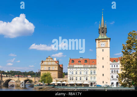 Prague Old Town Water Tower Staroměstská vodárna accanto al fiume Vltava e Bedrich Smetana Museum Praga Repubblica Ceca Europa Foto Stock