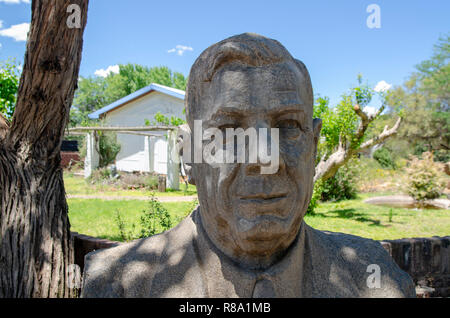 Un busto di H.F. Verwoerd, il mastermind dell apartheid, viene visualizzato vicino all'entrata Orania, nel Northern Cape, Venerdì, Dicembre 13, 2013. Orania è un Afrikaner (solo) città situata lungo il fiume Orange nel Karoo. Foto: Eva-Lotta Jansson Foto Stock