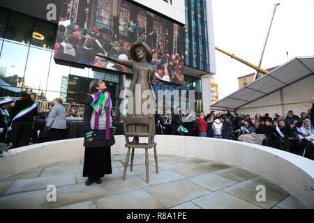 Helen Pankhurst, la pronipote di Emmeline Pankhurst, sorge accanto alla statua di Emmeline, dello scultore Hazel Reeves dopo la sua inaugurazione in Piazza San Pietro a Manchester, esattamente cento anni dopo le donne nel Regno Unito prima votato in una elezione generale, a seguito di una marcia attraverso il Manchester. Foto Stock