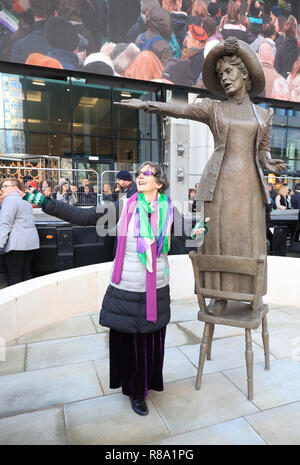 Helen Pankhurst, la pronipote di Emmeline Pankhurst, sorge accanto alla statua di Emmeline, dello scultore Hazel Reeves dopo la sua inaugurazione in Piazza San Pietro a Manchester, esattamente cento anni dopo le donne nel Regno Unito prima votato in una elezione generale, a seguito di una marcia attraverso il Manchester. Foto Stock