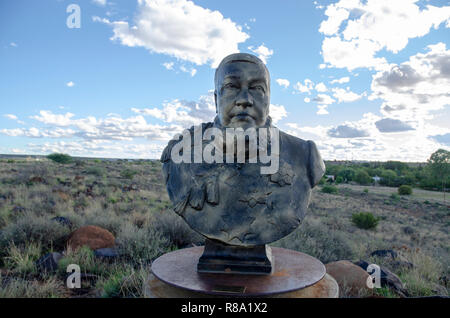 L ex Presidente sudafricano Paul Kruger, sorge tra i busti di South African Afrikaner presidenti e generali, comprese H.F. Verwoerd, il mastermind dell apartheid, su di una collina in Orania, Northern Cape, Venerdì, Dicembre 12, 2013. Come il Sud Africa è stato cacciato stesso del suo passato doloroso rimuovendo i busti provenienti da vari luoghi pubblici in tutto il paese, Orania è stata la loro raccolta, e costruito in calcestruzzo piedistalli per metterle su. Orania è un Afrikaner (solo) città situata lungo il fiume Orange nel Karoo. Foto: Eva-Lotta Jansson Foto Stock