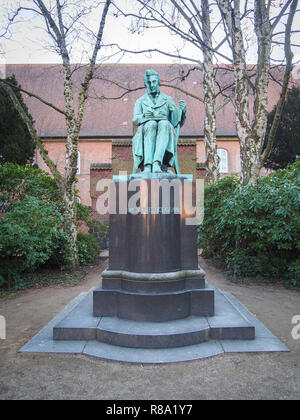 COPENHAGEN, Danimarca-aprile 10, 2016: Danese poeta e filosofo Soren Kierkegaard statua da Louis Hasselriis nella Biblioteca Reale Giardino Foto Stock