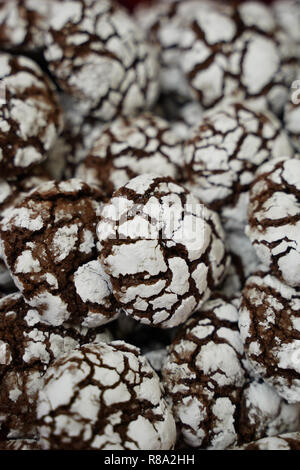 Chiudere l immagine di sfondo di Natale chocolate crinkle cookies con zucchero a velo. Foto Stock