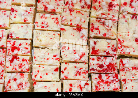 Close up in casa Candy Cane fudge fatti con il cioccolato bianco tritato e candy canes Foto Stock