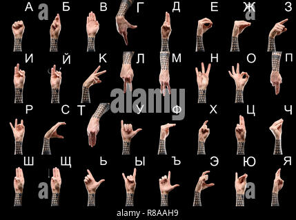 Set di lingua dei segni tatuati con mani maschili e cirillico, isolato su nero Foto Stock