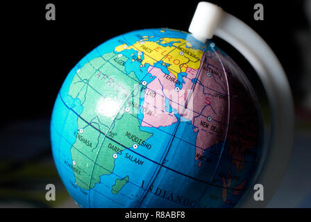 Globo Giocattoli closeup vista su sfondo scuro Foto Stock