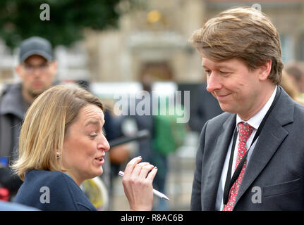 Robin Walker MP (Cost: Worcester) Sottosegretario di Stato parlamentare per la chiusura dell'Unione europea, sul College Green, Westminster, per discutere la Foto Stock
