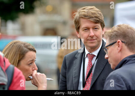 Robin Walker MP (Cost: Worcester) Sottosegretario di Stato parlamentare per la chiusura dell'Unione europea, sul College Green, Westminster, per discutere la Foto Stock