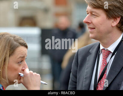 Robin Walker MP (Cost: Worcester) Sottosegretario di Stato parlamentare per la chiusura dell'Unione europea, sul College Green, Westminster, per discutere la Foto Stock
