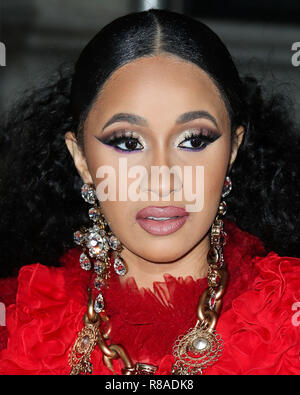 (FILE) Cardi B caricati con assalto. Si voltò a N.Y.P.D. lunedì 1 ottobre 2018. Cardi B è stato caricato con un conteggio di assalto e due conteggi di rischio avventato, tutti i delitti, a seguito di un presunto incidente a Queens strip club in agosto. Ha ricevuto un ordine di comparizione per i suoi illeciti e voltò a N.Y.P.D. Il distretto di lavaggio il lunedì mattina. Dopo essere stato caricato, dovrà comparire in tribunale il 29 ottobre 2018. MANHATTAN, NEW YORK CITY, NY, Stati Uniti d'America - 7 settembre: Rapper Cardi B (Belcalis Marlenis Almanzar) indossando un Dolce e Gabbana abito un Foto Stock