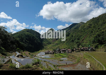 Vista dei terrazzi di riso e la cordigliera Banga-An il villaggio del popolo Ifugao, iscritto nella Lista del Patrimonio Mondiale dell'UNESCO situato nell'isola di Luzon nelle Filippine, Foto Stock