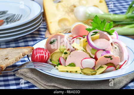 Salsiccia bavarese con insalata di formaggio Foto Stock