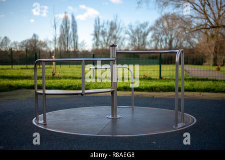 Acciaio cromato carosello nel parco giochi per bambini. Foto Stock