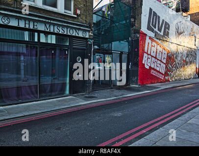 Missione nightclub e dedicato la street art wall, Holywell Lane, Shoreditch, London, Regno Unito Foto Stock