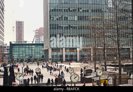 Sei orologi pubblici, Reuters Plaza, Canary Wharf, Londra, Inghilterra Foto Stock